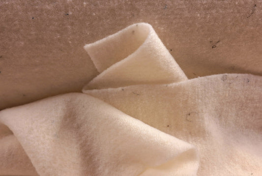 WOL. VLIES 200 gr/m2 (met donkere stukjes textiel)