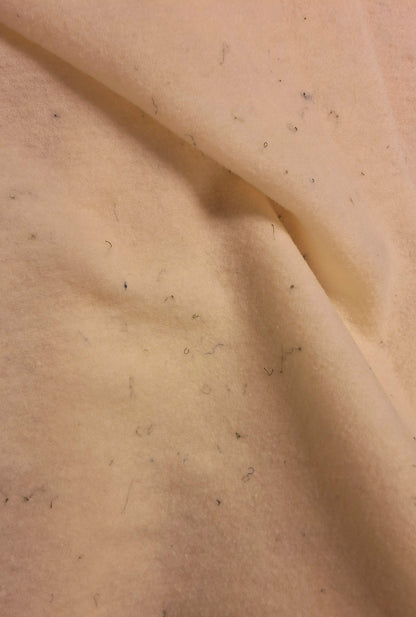 WOLVLIES WOLWIT | 3 mm | 1,6x5m | 200 gr/m2 (met donkere stukjes textiel)